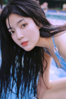 美女放屁
