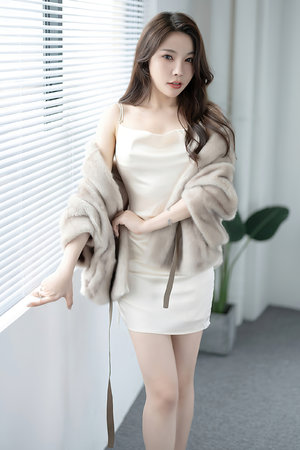 美女打开双腿见B
